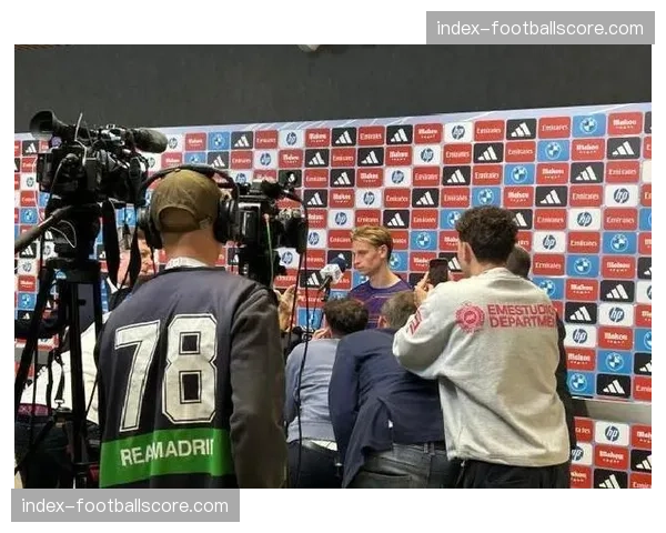 现场报道:伯纳乌响起嘘声,部分主场球迷不满球队在领先后过于保守的战术 现场报道:伯纳乌响起嘘声,部分主场球迷不满球队在领先后过于保守的战术